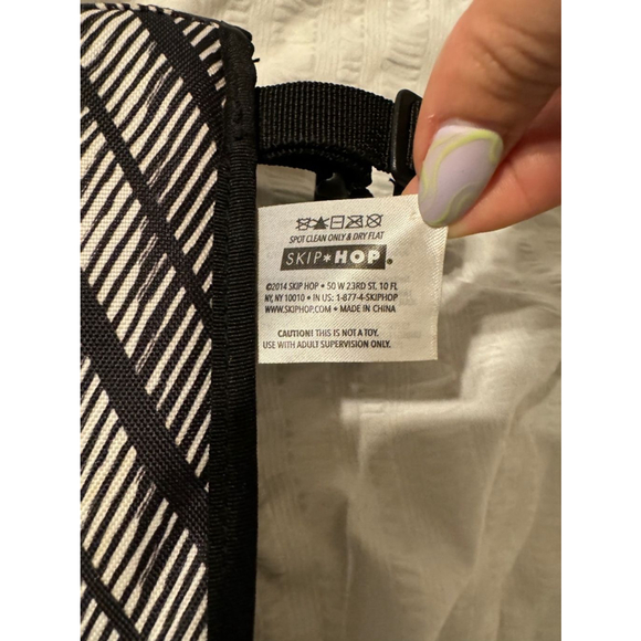 Skip Hop Diaper Clutch Organizer in Black and White - Picture 4 of 9